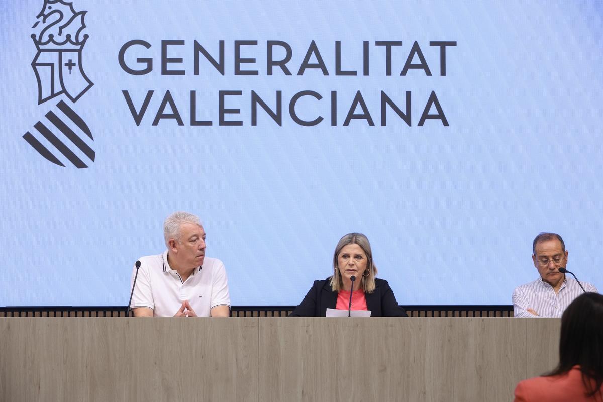La consellera junto al secretario autonómico de Educación