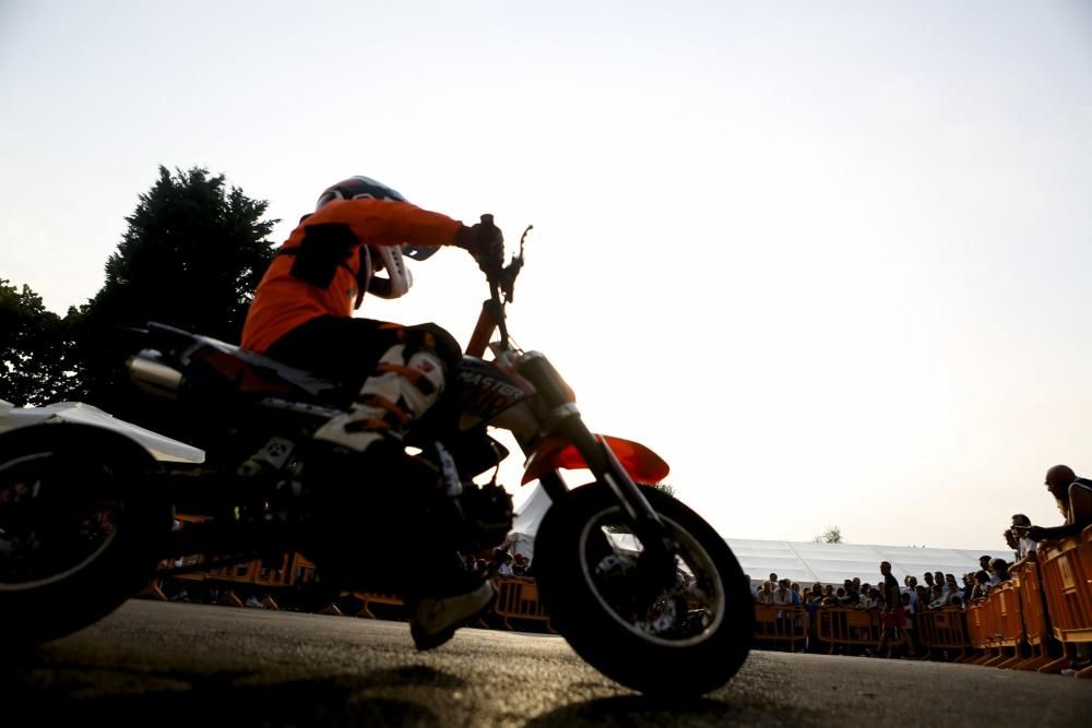 Exhibición de motociclismo en la Feria de Muestras de Asturias