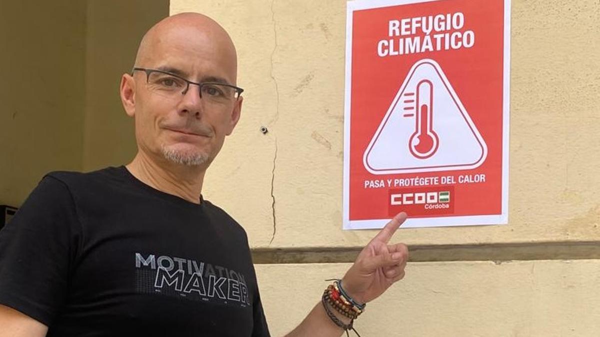 Aurelio Martín señala el distintivo de  la sede de  CCOO en Córdoba como refugio climático.