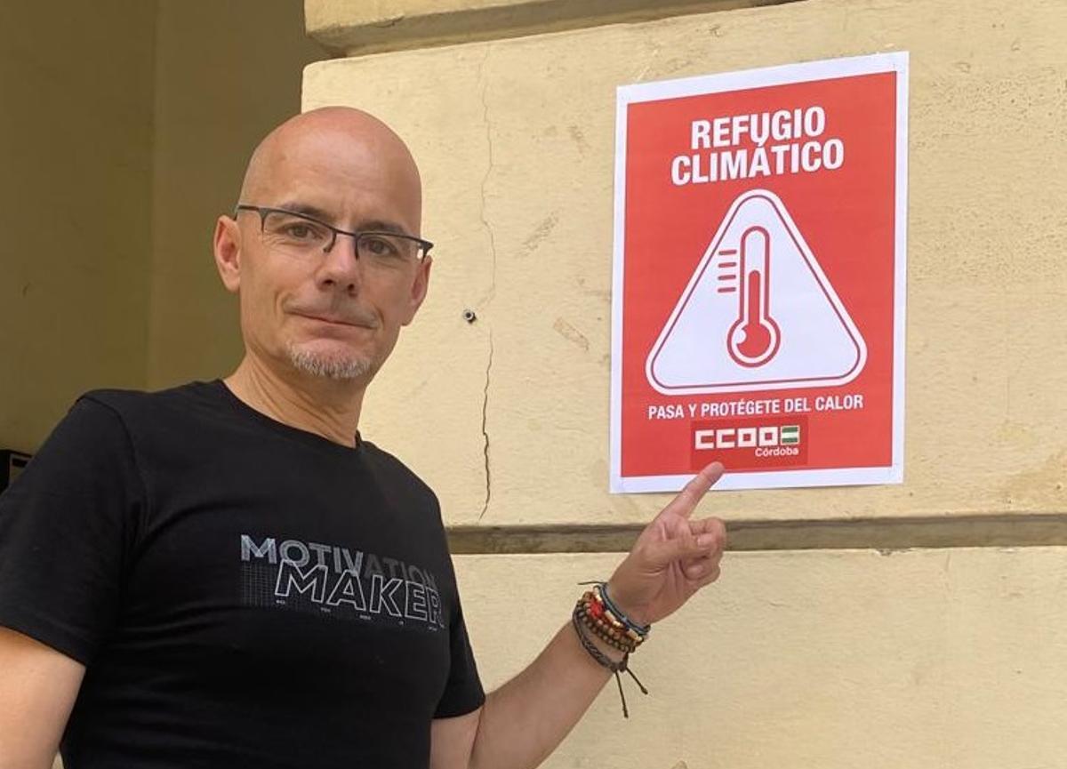 Aurelio Martín señala el distintivo de  la sede de  CCOO en Córdoba como refugio climático.