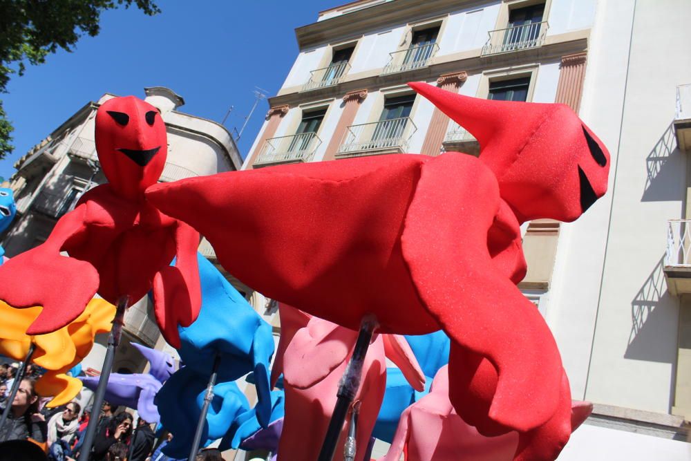 La rua escolar de la Santa Creu torna a enlluernar