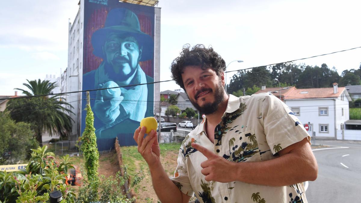 El cómico Xosé Antonio Touriñán, ante el mural de Devane para el que posó como modelo.