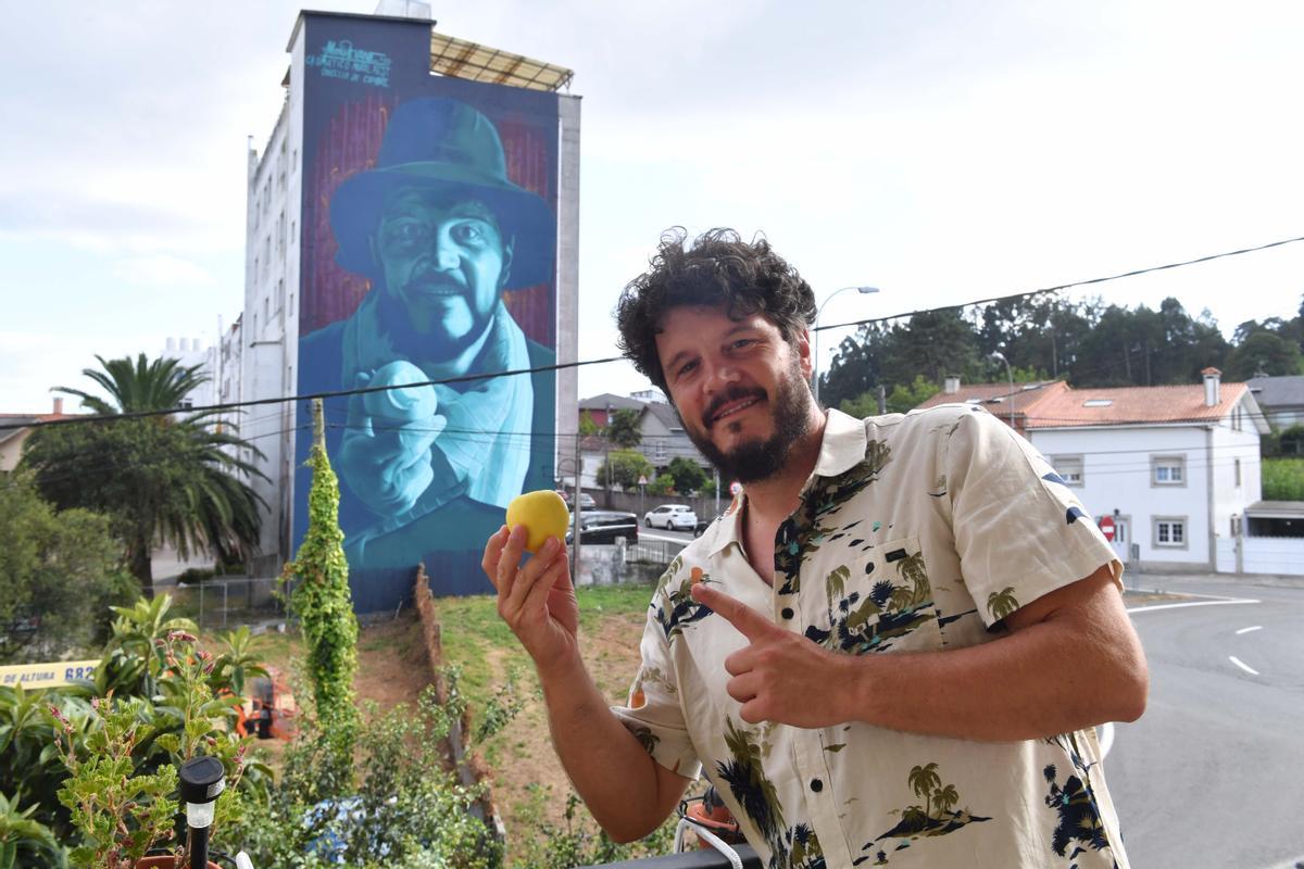 El cómico Xosé Antonio Touriñán, ante el mural de Devane para el que posó como modelo.