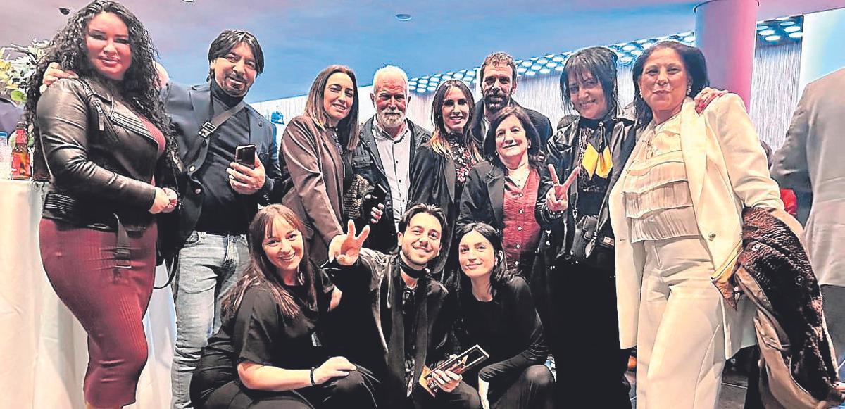 El guitarrista alicantino Yerai Cortés y la cantante campellera La Tania -abajo, en el centro de la imagen-, galardonados con el «Importante» del mes de febrero, posan con sus respectivas familias en el cóctel posterior a la entrega de premios.