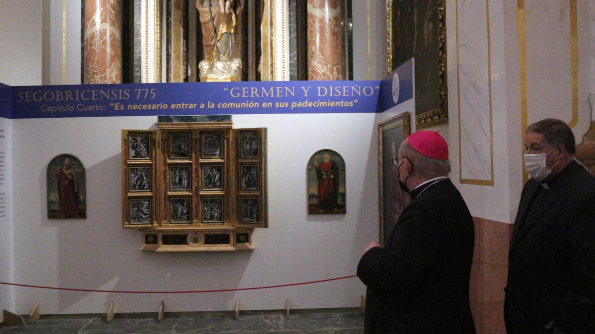 El obispo dio por inaugurada la muestra en la catedral.