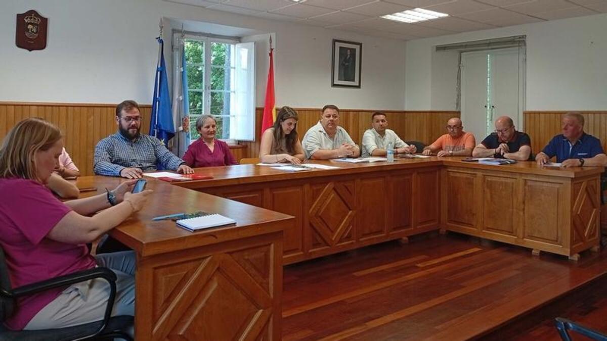 Un momento de la sesión plenaria de Frades donde se aprobó el arreglo viario con Oroso
