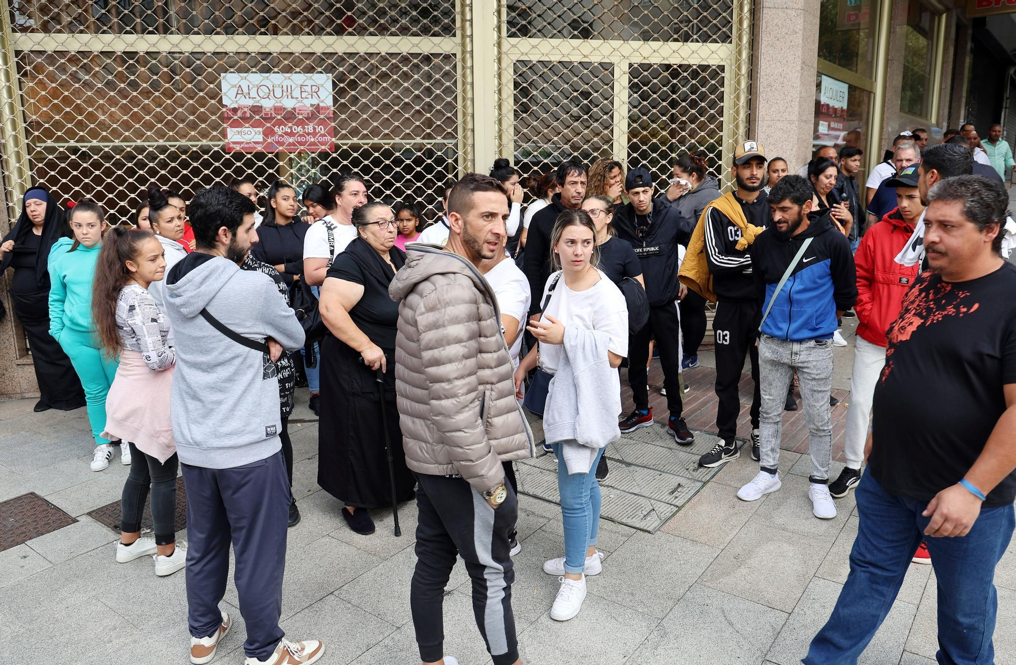Los vecinos vuelven al edificio incendiado en Vigo a por sus pertenencias