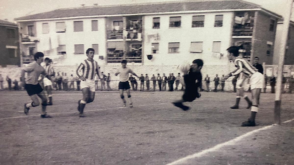 El portero Pedro Gómez realiza una parada en el Campo de la Noria, en presencia de sus vecinos.