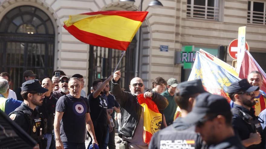 Abucheos a los políticos a su paso por la calle de San Vicente de València durante la procesión cívica el 9 d'Octubre