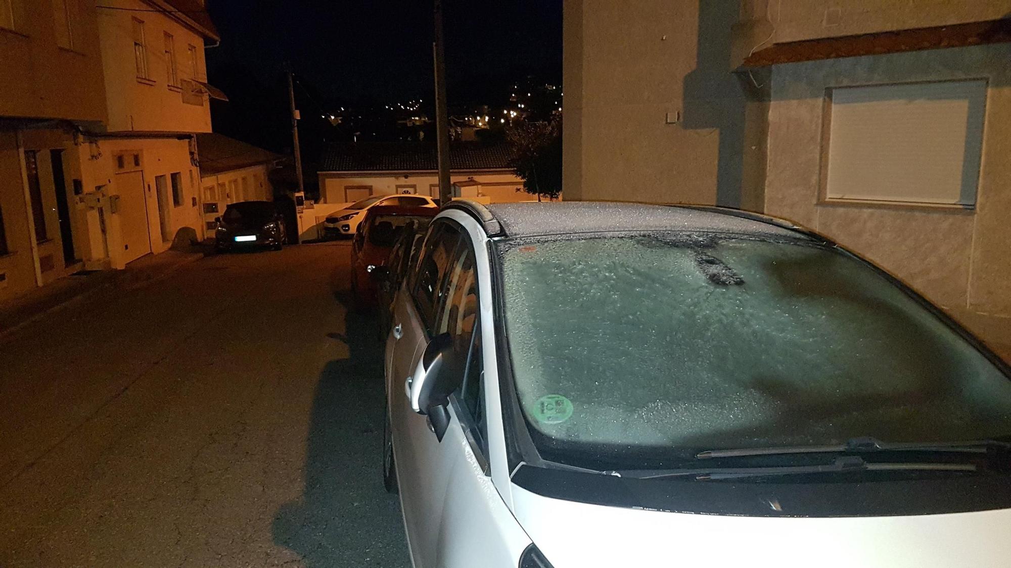 Coches "tiritando" en Vigo tras una nueva madrugada helada