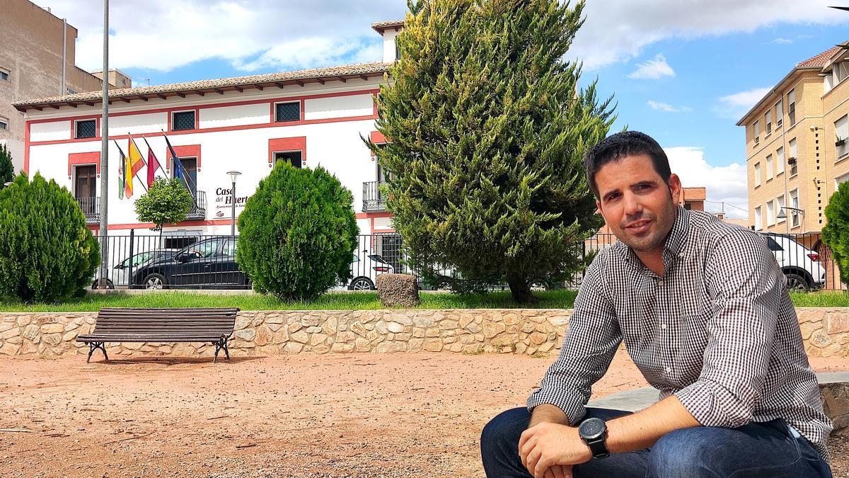 Javier Campillo, frente al Ayuntamiento.