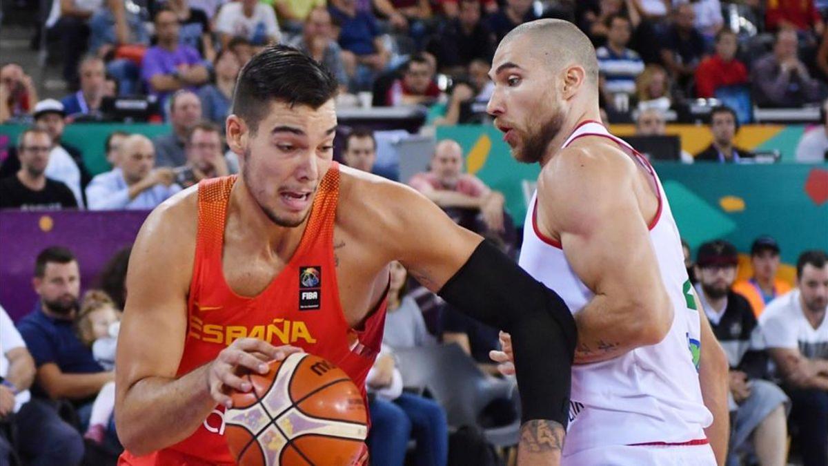 Willy Hernangómez disputando un partido con la selección española