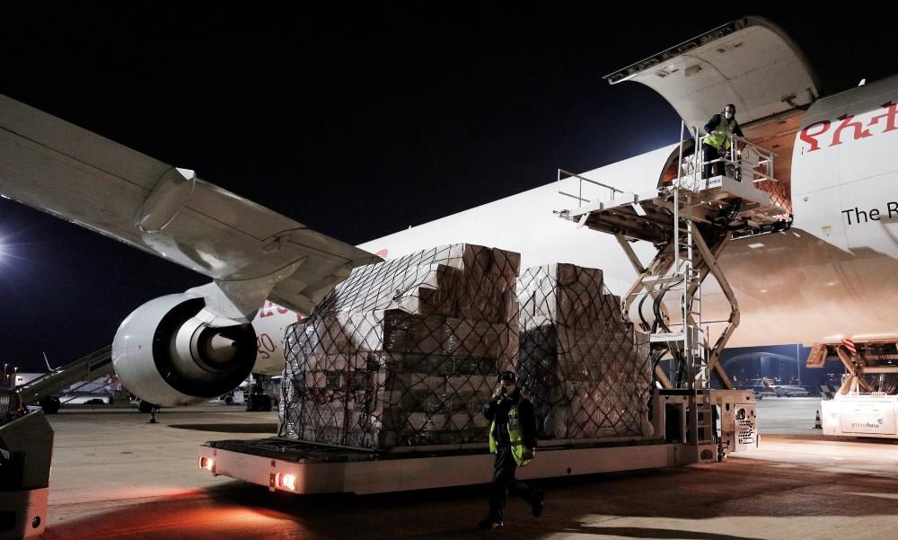 Comienza el reparto del material sanitario que llegó anoche en el avión fletado por el Consell.