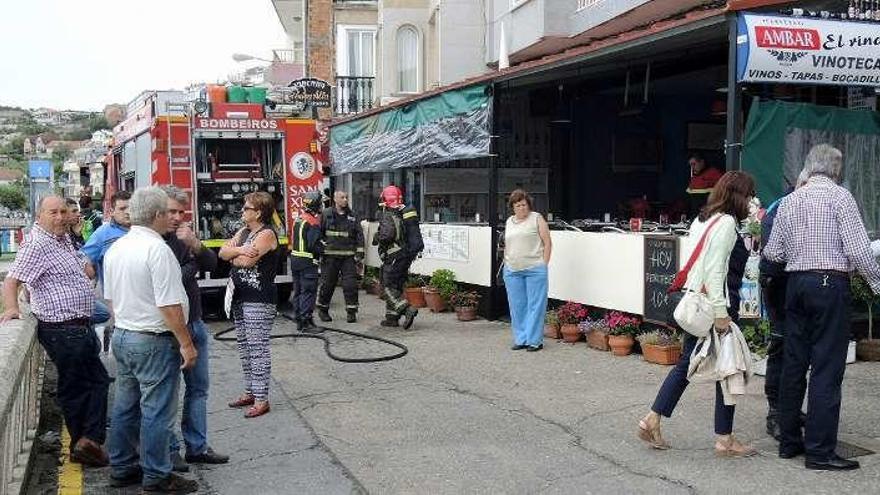 Protección Civil de Sanxenxo actuó en el restaurante afectado. // G.S.