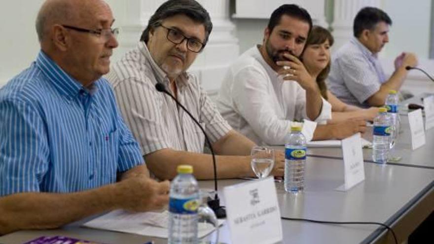 El edil Estellés, ayer, con Roca, Garrido, Cebrián en la Casa de Cultura.