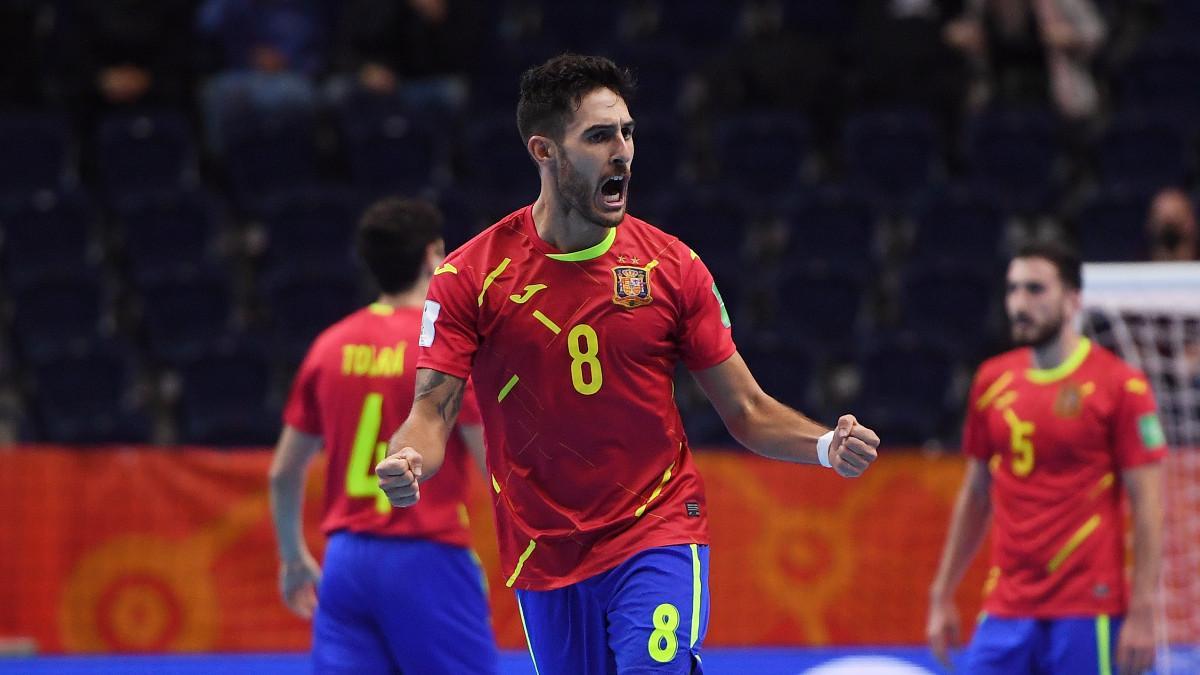 El azulgrana Adolfo, durante uno de los partidos de la selección