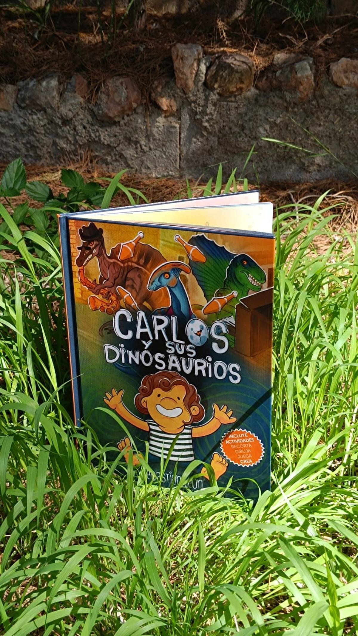 Portada de "Carlos y sus dinosaurios".