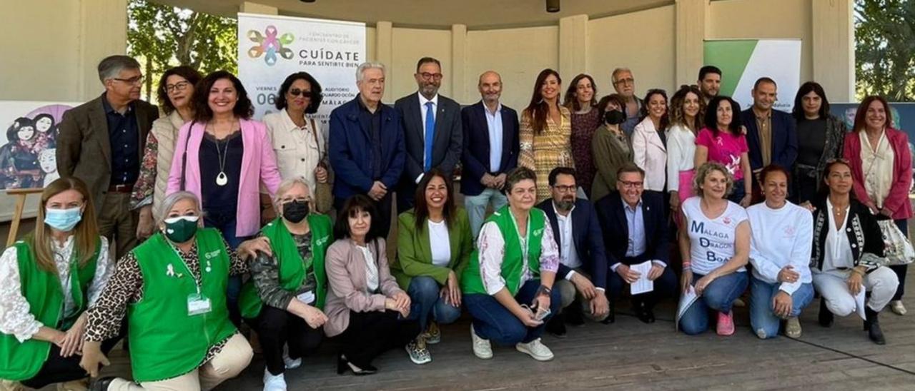 Foto de familia de los participantes en este primer encuentro de pacientes con cáncer. | L.O.