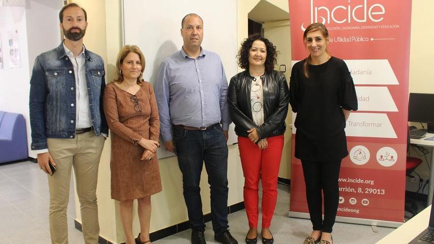 Conchita Travesedo, Cynthia García y Zoila Martín en una visita.