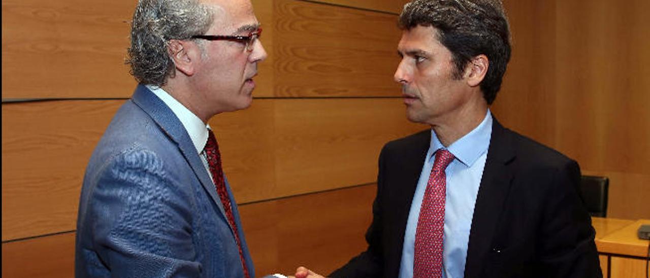 Jesús Morera (izquierda) y Enrique Hernández Bento, ayer, en la Delegación del Gobierno en Canarias.