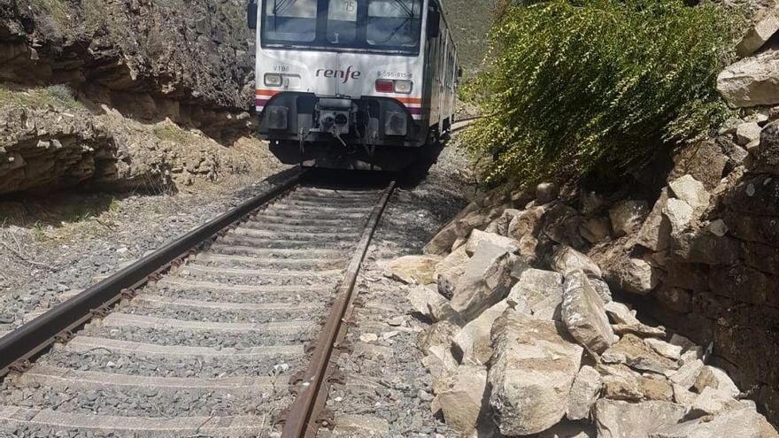 Un desprendimiento de piedras causa un retraso en el Canfranero