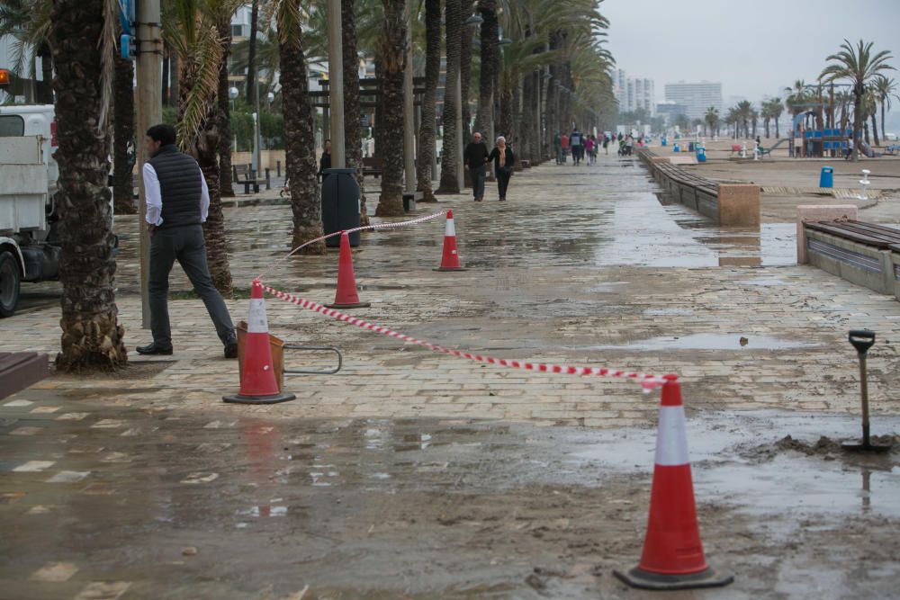 Imágenes de la playa de San Juan, donde la lluvia ha ocasionado serios daños en el arenal y el paseo peatonal.