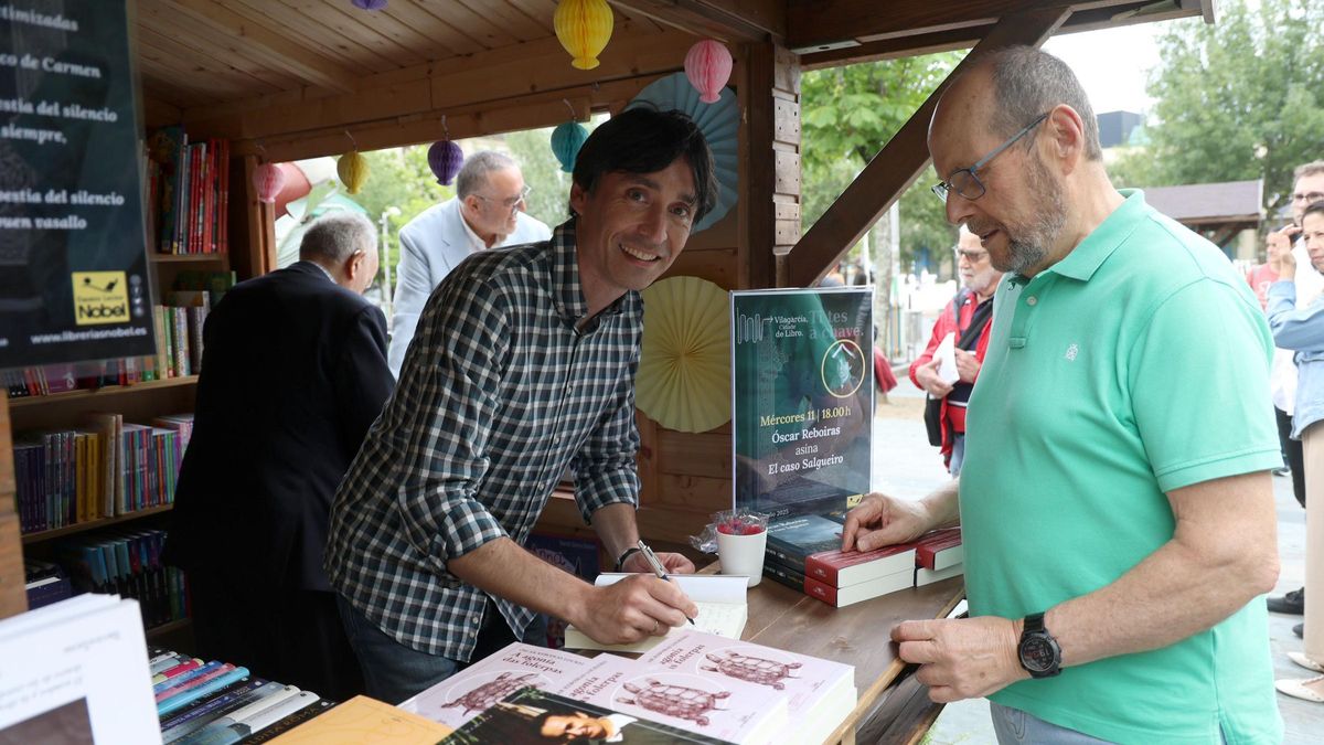 Óscar Reboiras firmando uno de sus ejemplares.