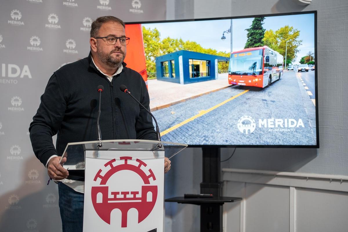 El alcalde de la capital extremeña, Antonio Rodríguez Osuna, durante la rueda de prensa.