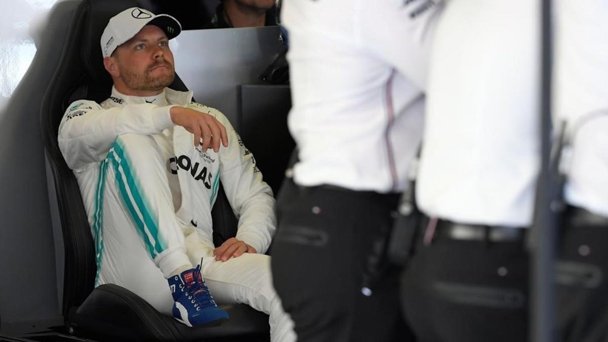 Valtteri Bottas, lider hoy con Mercedes, descansa en el garaje del equipo alemán.