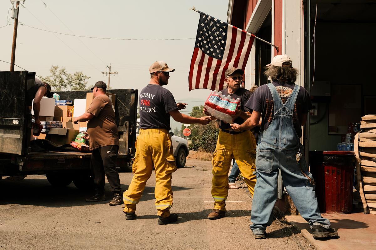 Los vecinos se preparan para la evacuación ante la proximidad de las llamas en California.