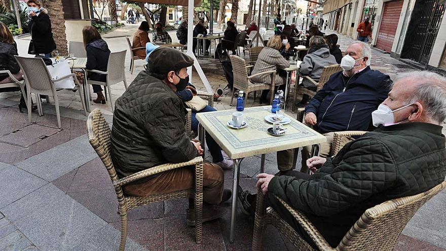 Terrazas en el centro de Elche, algunas de ellas, recientemente ampliadas. | MATÍAS SEGARRA