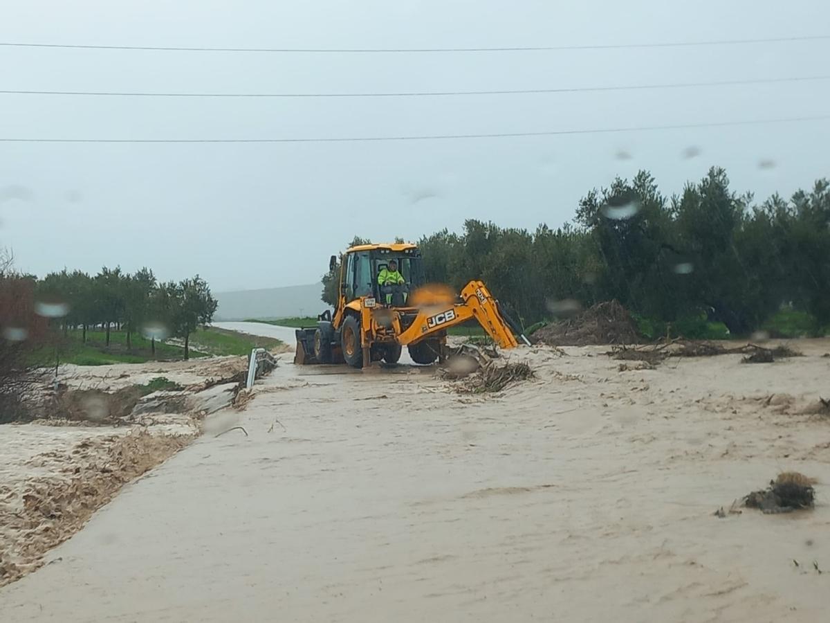 La carretera MA-6406, en Almargen, totalmente anegada