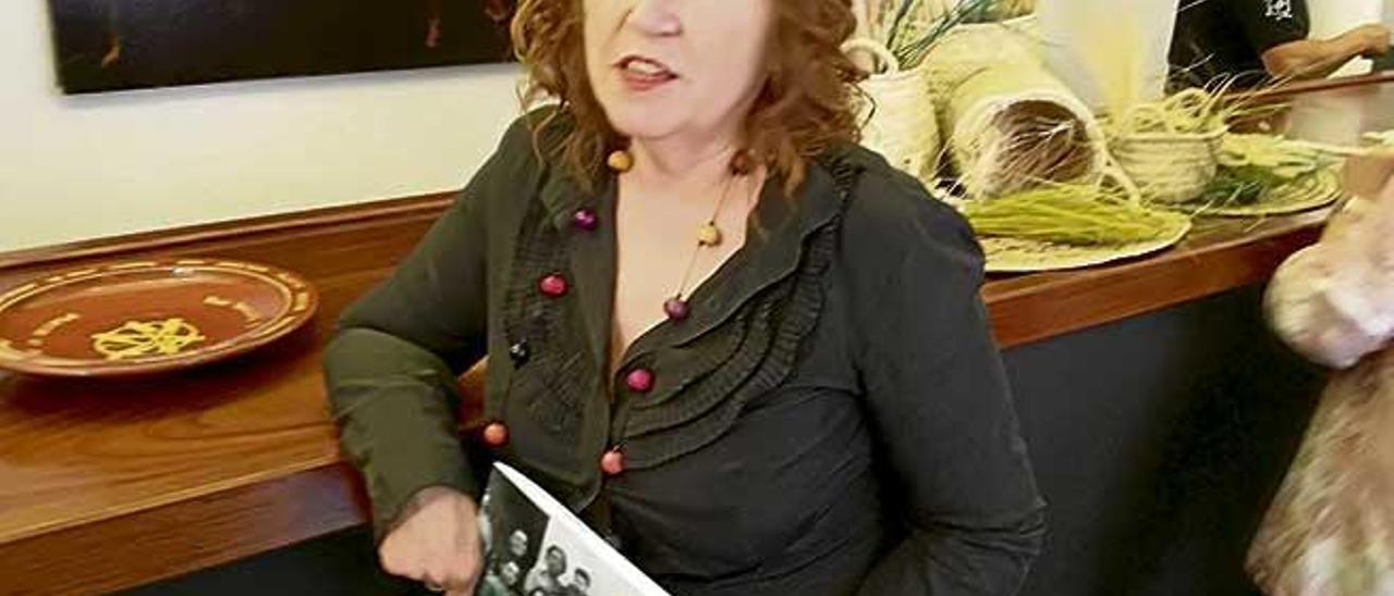 Isabel Peñarrubia con el libro, que supone el estudio de nueve casos de mujeres locales, con los que ilustra y ejemplifica los logros de la Dones de la llata.