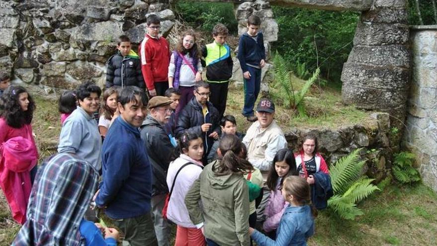 Escolares y profesores en el entorno natural de A Reigosa.