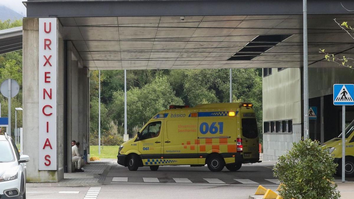 Imagen de archivo de una ambulancia en la entrada de Urgencias del Hospital Álvaro Cunqueiro de Vigo.