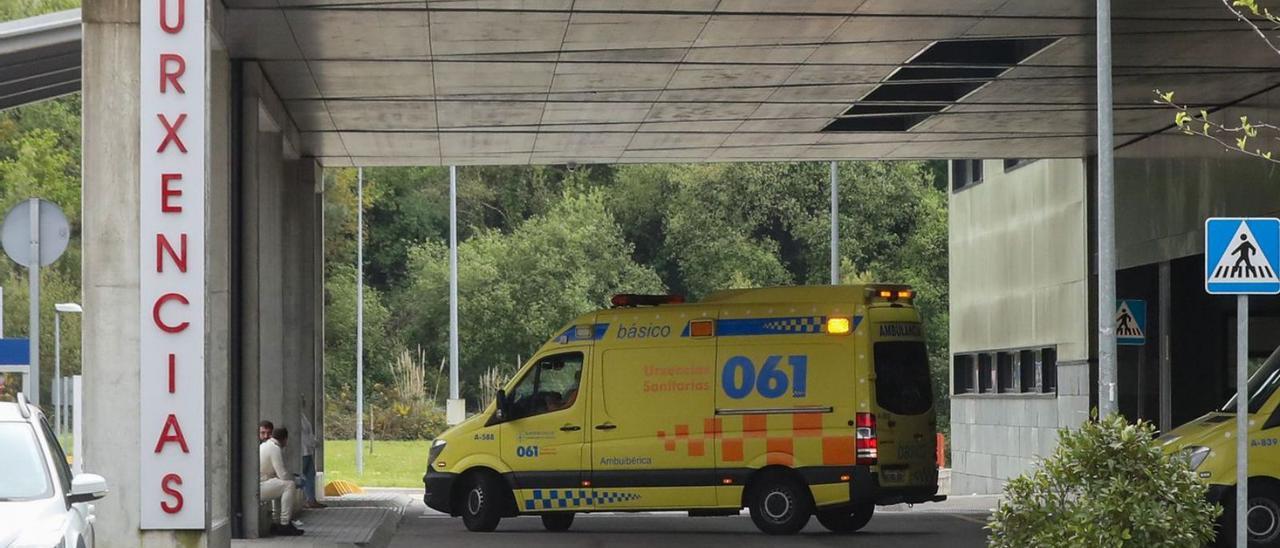 Ambulancia en la puerta de entrada de Urgencias del Hospital Álvaro Cunqueiro . / RICARDO GROBAS