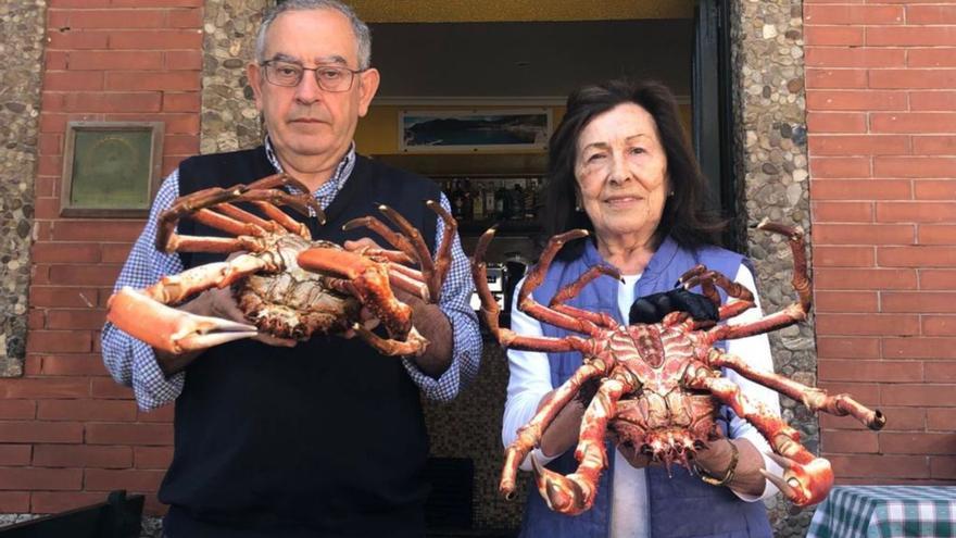 Xicu Díaz y Maribel Alonso, con dos ejemplares de centollo de más de tres kilos.