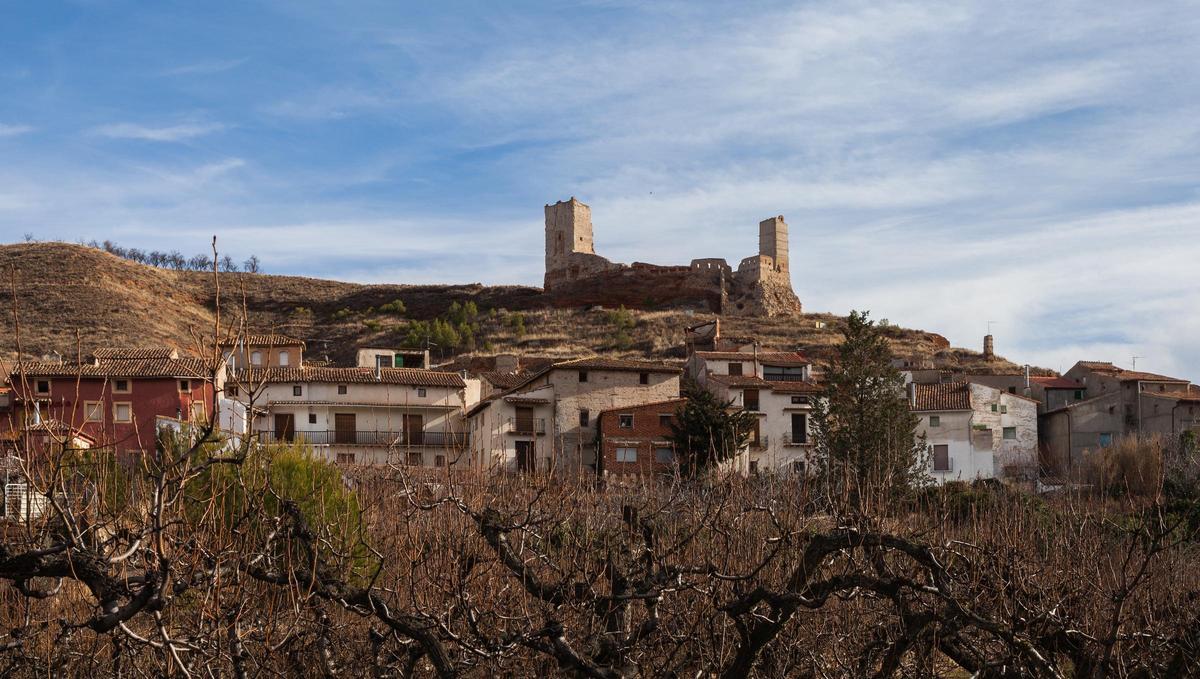 Un encantador pueblo coronado por las ruinas de su castillo medieval.