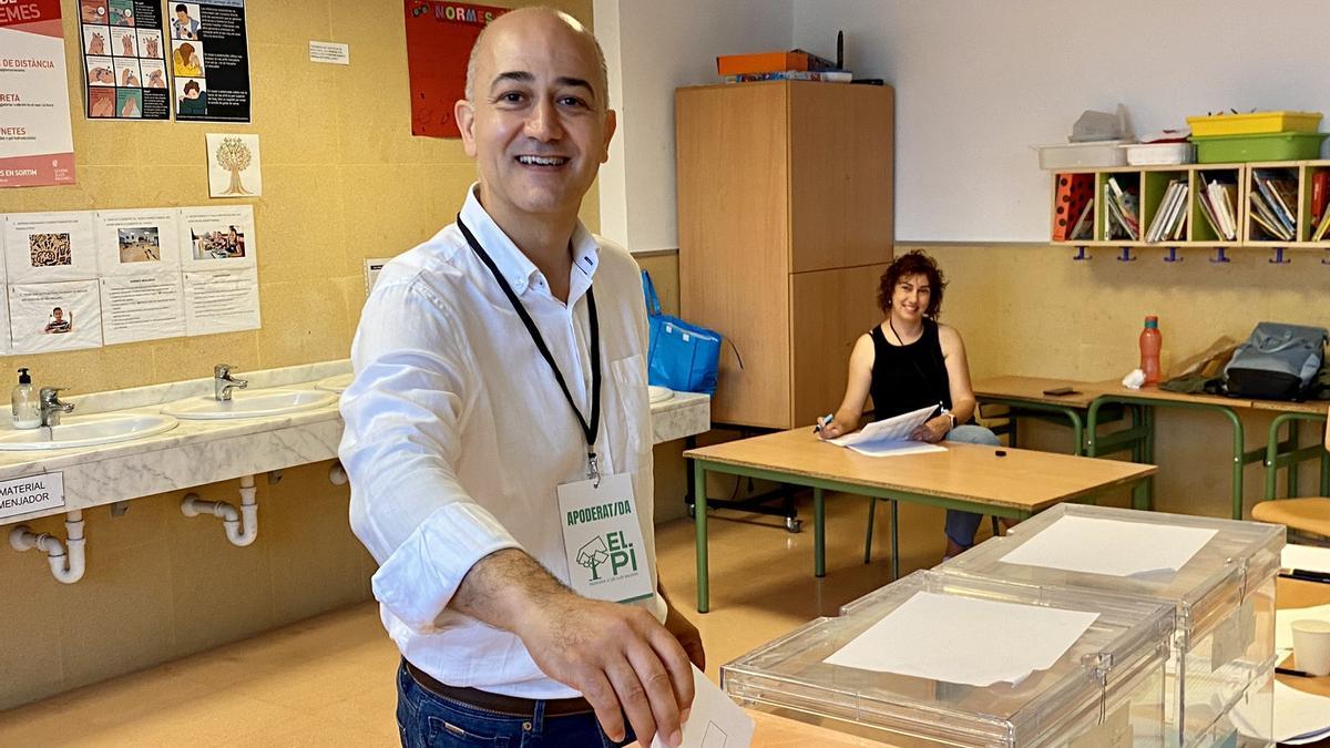 Antoni Salas, candidato de El Pi al Consell, ejerce su derecho a voto en Costitx