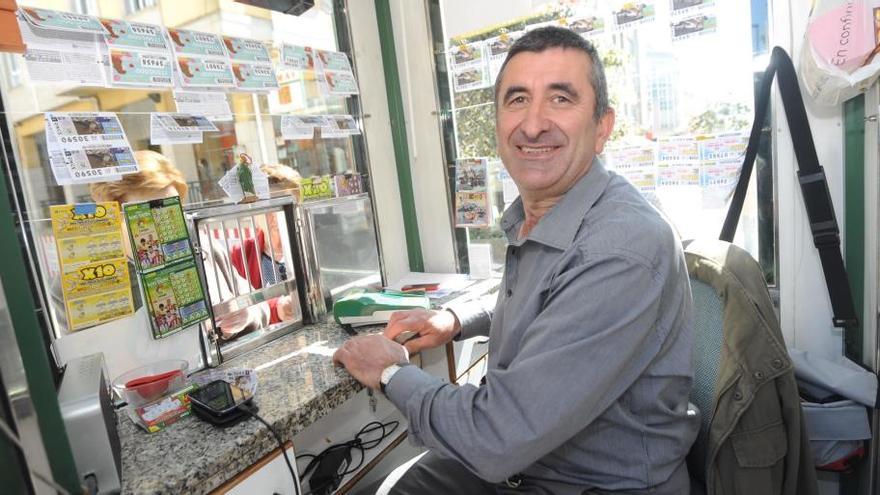 El vendedor, Luciano Ferreño, en su puesto de la avenida del Balneario.
