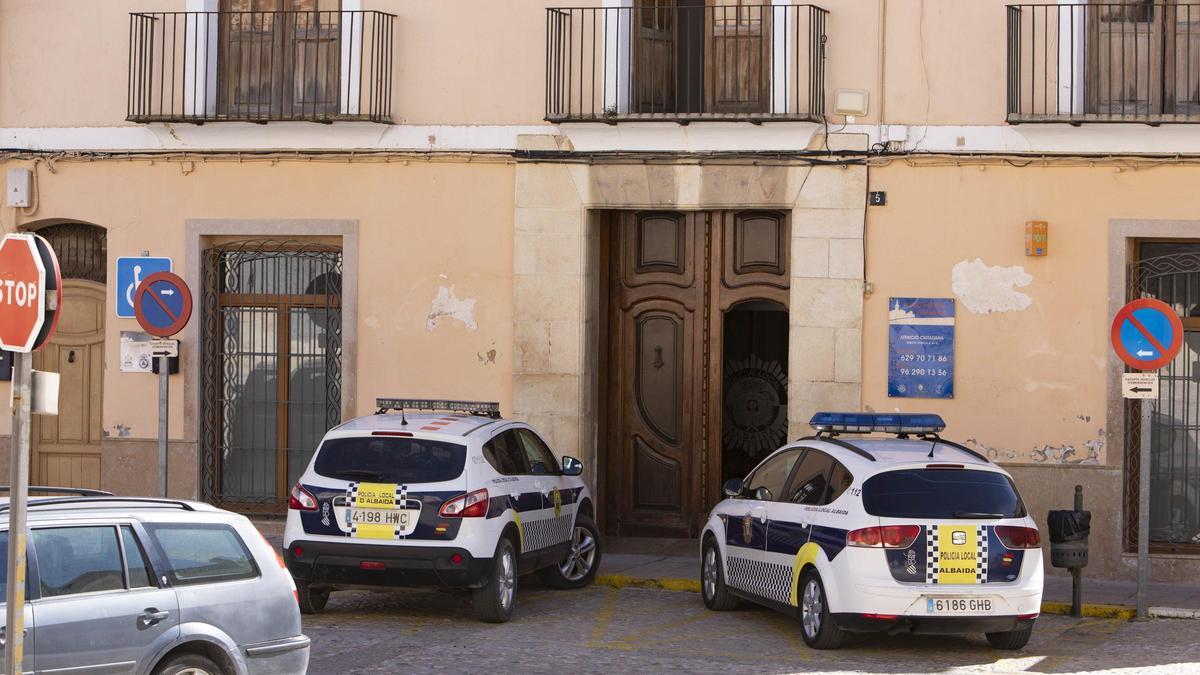 Dos coches de la Policía Local de Albaida ante el retén municipal, en una imagen de archivo.