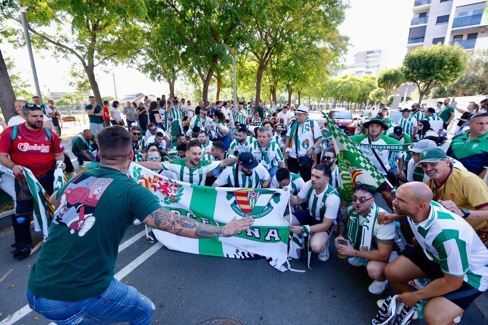 Barcelona Atlétic-Córdoba CF | El recibimiento al equipo de la afición cordobesista, en imágenes