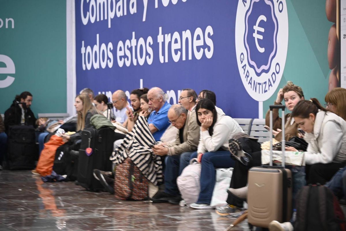 Paralizadas y fuera de servicio las líneas de Renfe de Rodalies a causa de las lluvias, ambiente en la estación de Sants