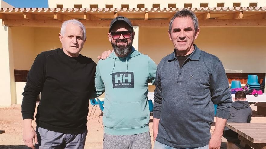 El alcalde de Llocnou, Salva Revert, el director del colegio, Carles Rodríguez, y el concejal de Medio Ambiente, Rafa Soler.