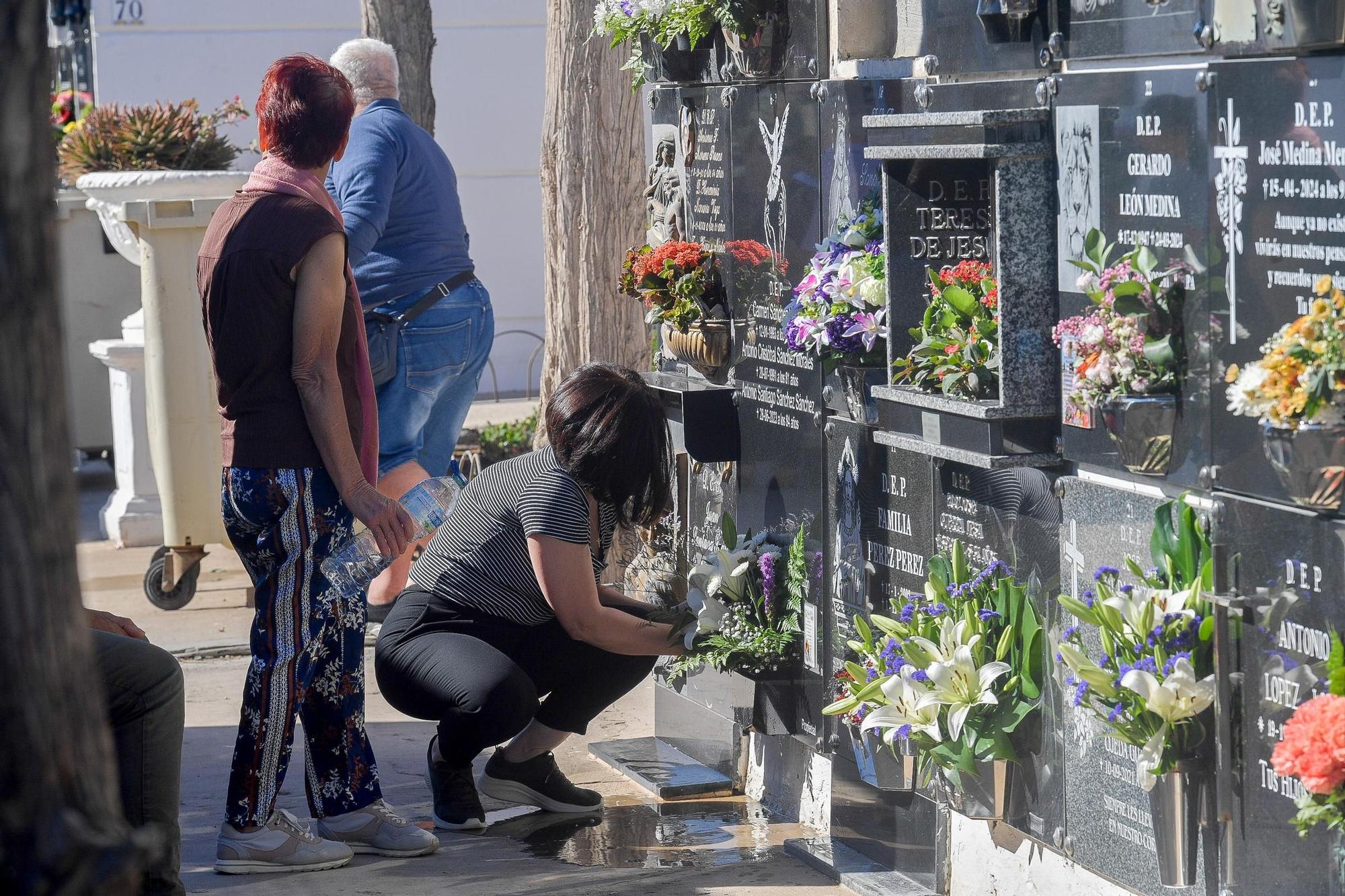 Día de Todos los Santos en cementerios de Gran Canaria