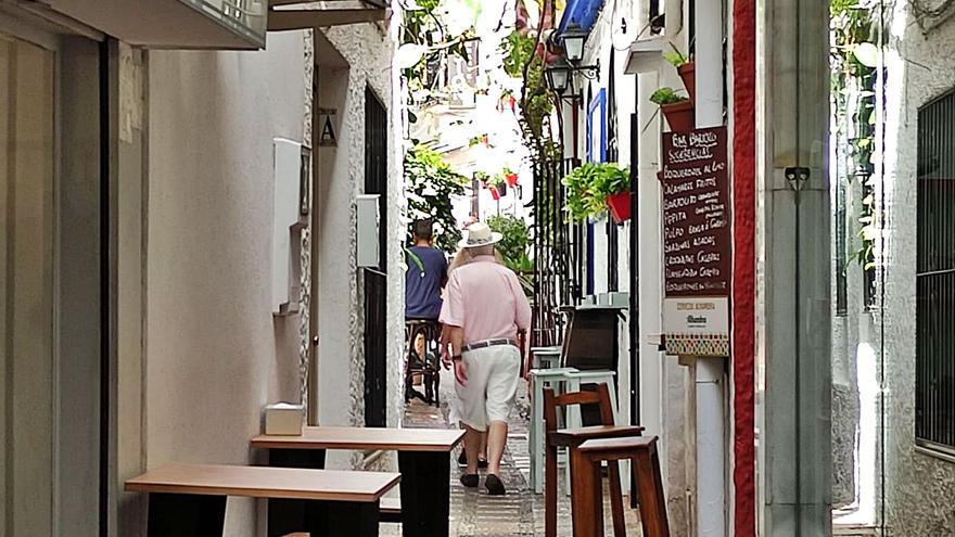 Turistas pasean por una de las calles que discurren por el Casco Antiguo de Marbella.