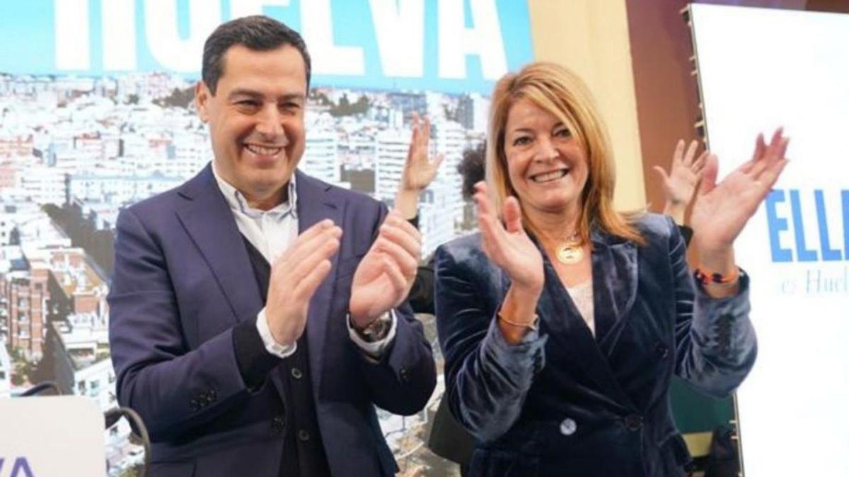 Juanma Moreno junto a la candidata del PP en Huelva, Pilar Miranda, este sábado.
