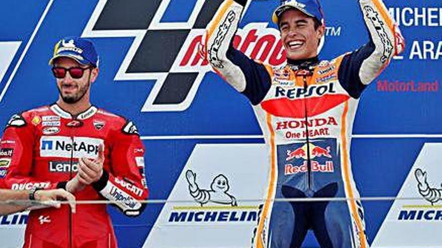 Marc Márquez (dreta) celebra la victòria al costat de Dovizioso, segon