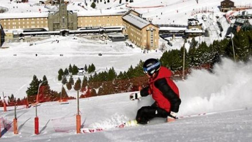 Un esquiador baixant per una pista de Vall de Núria.