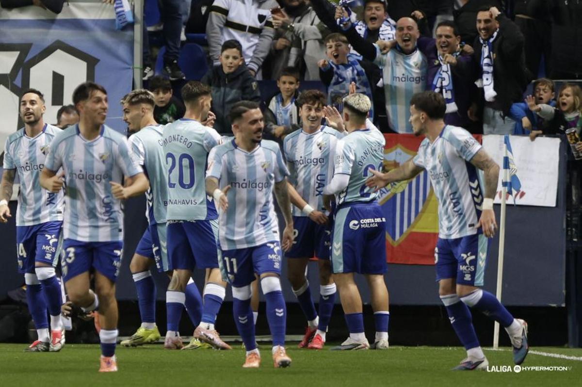 Los jugadores del Málaga CF celebran el gol de Dotor.